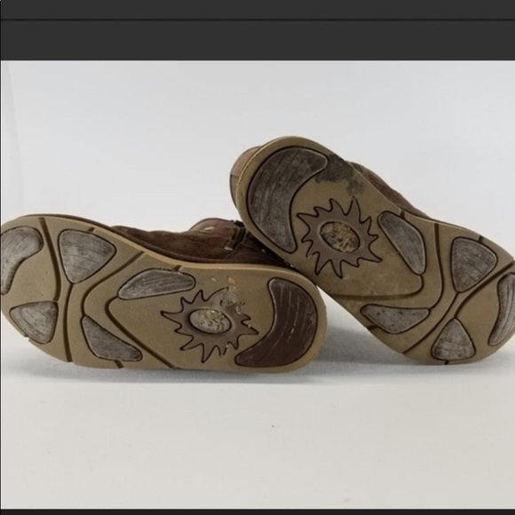 ⭐️RARE⭐️ UGG CLOVIS studded strap boots ⭐️ - Picture 6 of 6